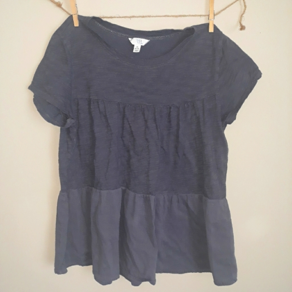 Gray knit short sleeved shirt